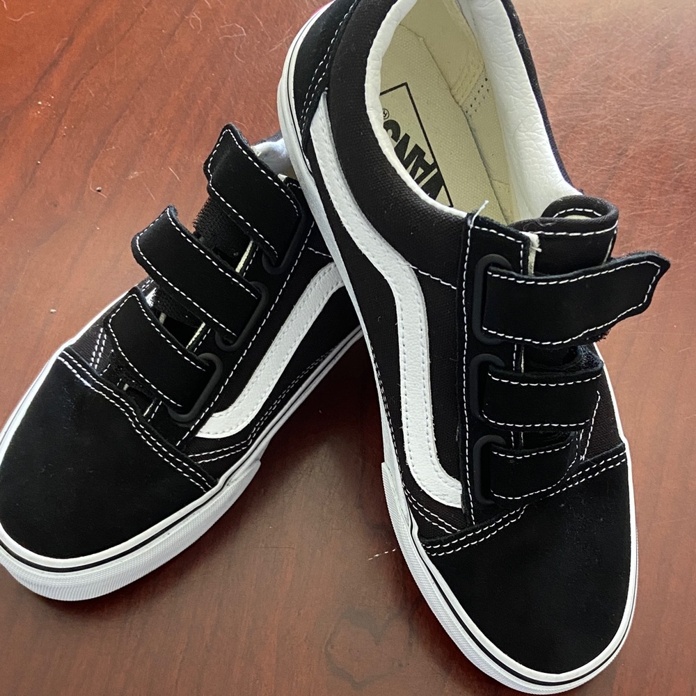 Vans women’s or men Black and White Velcro Sneakers